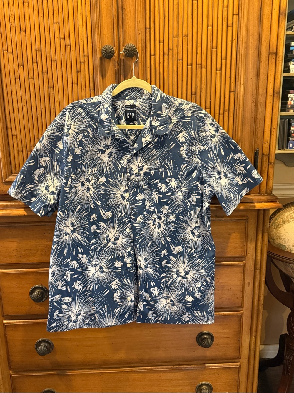GAP Men's Blue and White Short-Sleeve Floral Button-Down Shirt